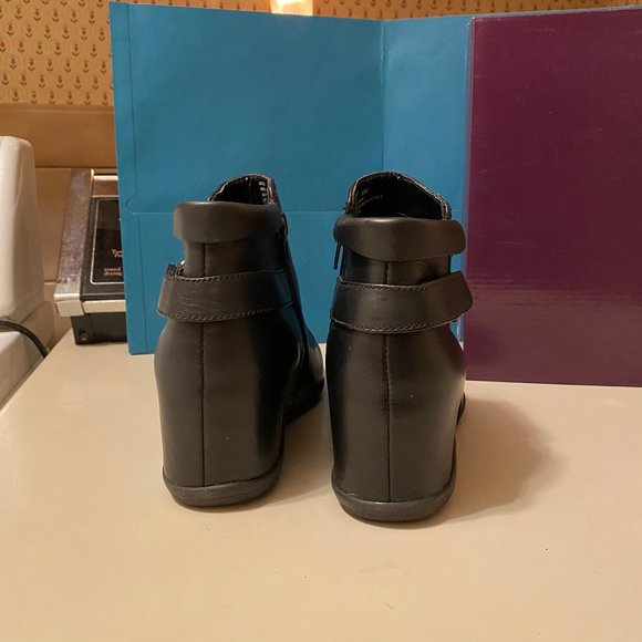 Me Too Wedge Boot - Picture 5 of 7